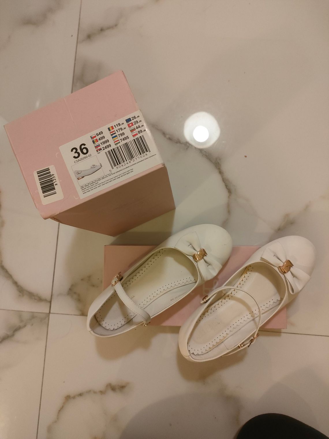 Buty komunijne dla dziewczynki rozmiar 35 i 36 białe Buty komunijne dla dziewczynki rozmiar 35 i 36 białe