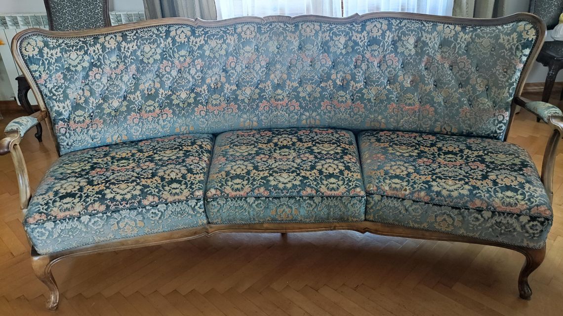 Sofa, stylizowana w klimacie Ludwikańskim