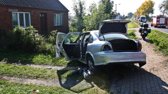 Opel Vectra wpadł do rowu w Kozicach