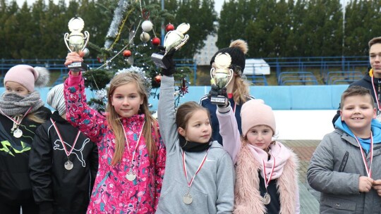 Łyżwiarze "Zwoleń-Team" przeciw uzależnieniom na torze Stegny w Warszawie