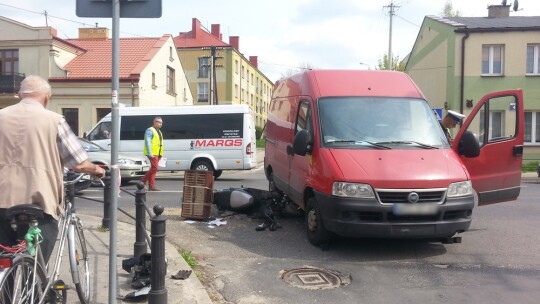 Samochód dostawczy najechał na motorower