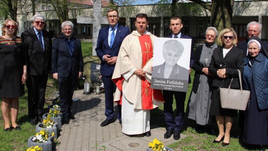 Pani Senator, nasza Janeczko, pamiętamy…