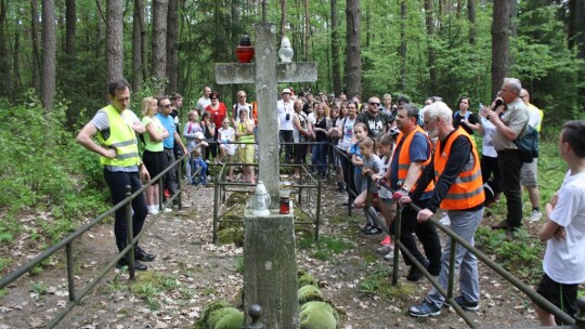 Rajd rodzinny pojechał do miejsc pamięci