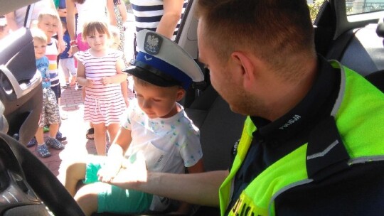 Maluszki złożyły życzenia policjantom