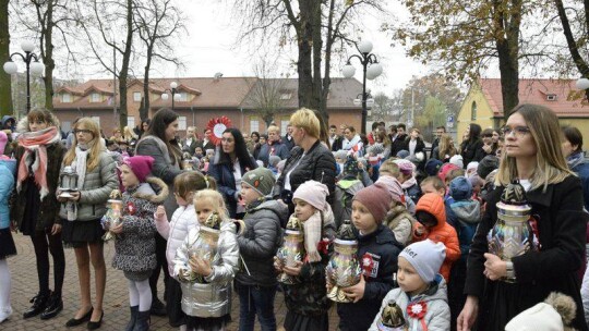 Uczniowie SP 5 przy pomniku Marszałka Józefa Piłsudskiego