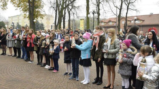 Uczniowie SP 5 przy pomniku Marszałka Józefa Piłsudskiego