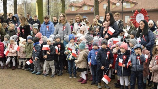 Uczniowie SP 5 przy pomniku Marszałka Józefa Piłsudskiego