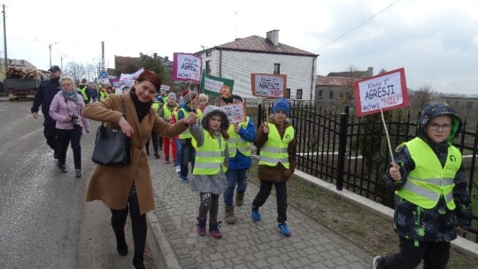 Kolorowy przemarsz przeciwko agresji i przemocy w Pacynie