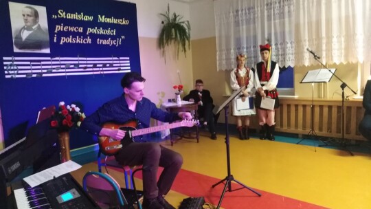 Muzyczny wieczór w Szkole Podstawowej w Sierakówku