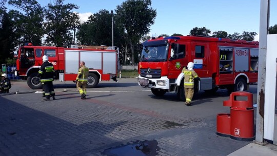 Kuriozalna akcja w Sannikach. Taranował wszystko co mu stanęło na drodze