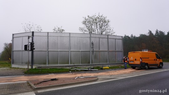 Wpadł w poślizg i uszkodził sygnalizację