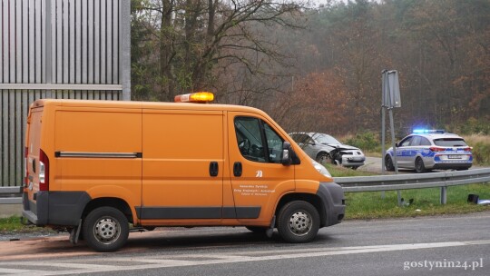 Wpadł w poślizg i uszkodził sygnalizację