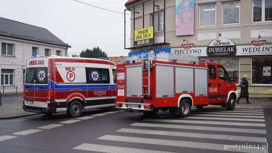 Strażacy pomagają ratownikom medycznym