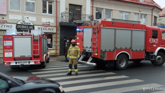 Strażacy pomagają ratownikom medycznym