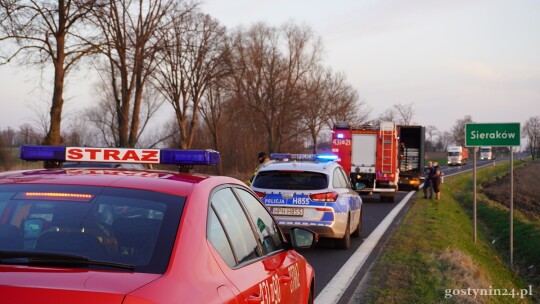 Osobówka wjechała w ciężarówkę na DK60