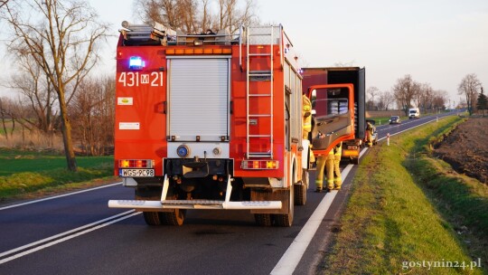 Osobówka wjechała w ciężarówkę na DK60