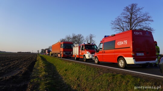 Osobówka wjechała w ciężarówkę na DK60