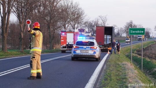 Osobówka wjechała w ciężarówkę na DK60