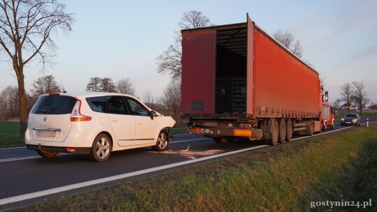 Osobówka wjechała w ciężarówkę na DK60