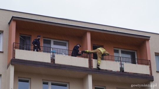 Ciało mężczyzny na balkonie
