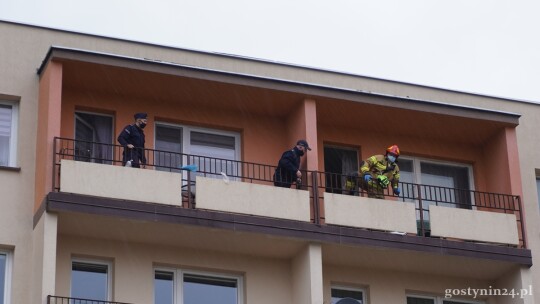 Ciało mężczyzny na balkonie