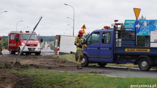 Wywrotka ciężarówki na obwodnicy