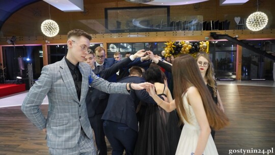 Maturzyści z Liceum Ogólnokształcącego bawią się na studniówce w Kutnie [FOTO]