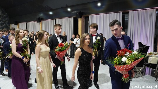 Maturzyści z Liceum Ogólnokształcącego bawią się na studniówce w Kutnie [FOTO]