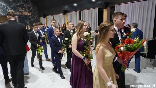 Maturzyści z Liceum Ogólnokształcącego bawią się na studniówce w Kutnie [FOTO]