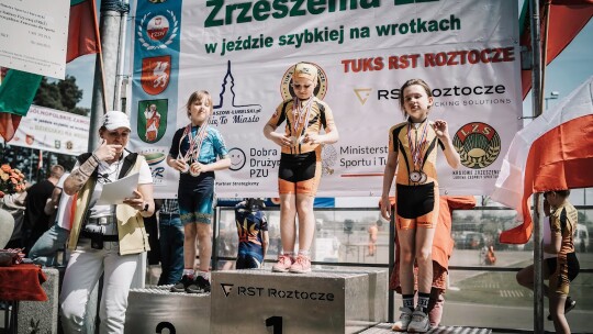 Pierwsza edycja torowego Pucharu Polski w jeździe szybkiej na łyżworolkach i 19 medali zawodników UKS „ZWOLEŃ-TEAM”
