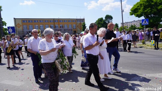 Ulicami Gostynina przeszła procesja Bożego Ciała. Ks. Arkadiusz Ronowicz: Jezus zostawia nam swoje Ciało i Krew, byśmy mieli siłę przemieniać to, co jest negatywne w naszym życiu [AUDIO+FOTO]