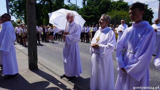 Ulicami Gostynina przeszła procesja Bożego Ciała. Ks. Arkadiusz Ronowicz: Jezus zostawia nam swoje Ciało i Krew, byśmy mieli siłę przemieniać to, co jest negatywne w naszym życiu [AUDIO+FOTO]