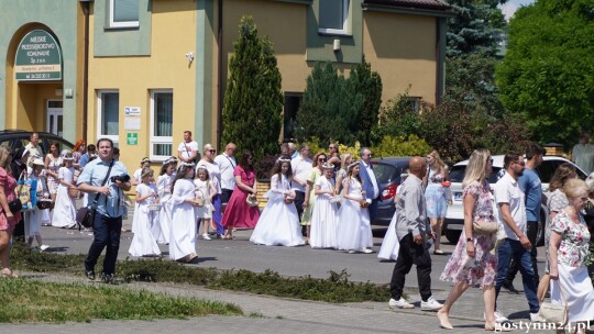 Ulicami Gostynina przeszła procesja Bożego Ciała. Ks. Arkadiusz Ronowicz: Jezus zostawia nam swoje Ciało i Krew, byśmy mieli siłę przemieniać to, co jest negatywne w naszym życiu [AUDIO+FOTO]