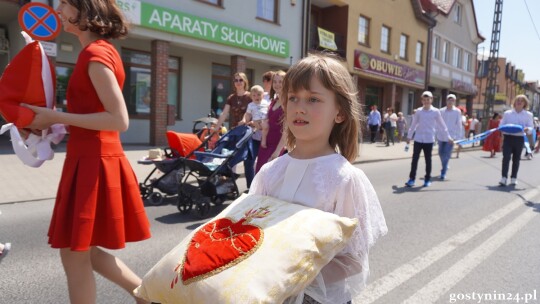 Ulicami Gostynina przeszła procesja Bożego Ciała. Ks. Arkadiusz Ronowicz: Jezus zostawia nam swoje Ciało i Krew, byśmy mieli siłę przemieniać to, co jest negatywne w naszym życiu [AUDIO+FOTO]