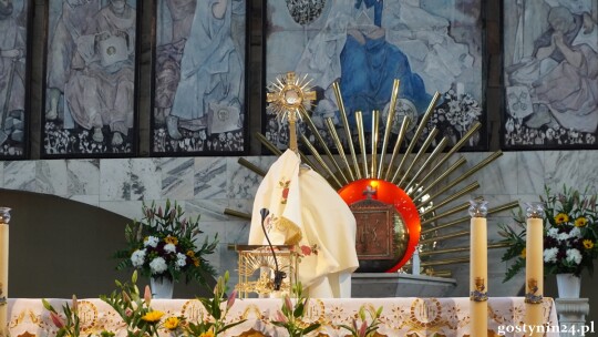 Ulicami Gostynina przeszła procesja Bożego Ciała. Ks. Arkadiusz Ronowicz: Jezus zostawia nam swoje Ciało i Krew, byśmy mieli siłę przemieniać to, co jest negatywne w naszym życiu [AUDIO+FOTO]