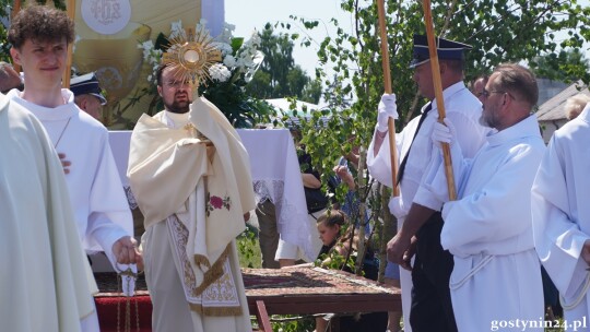 Ulicami Gostynina przeszła procesja Bożego Ciała. Ks. Arkadiusz Ronowicz: Jezus zostawia nam swoje Ciało i Krew, byśmy mieli siłę przemieniać to, co jest negatywne w naszym życiu [AUDIO+FOTO]