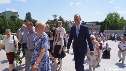 Ulicami Gostynina przeszła procesja Bożego Ciała. Ks. Arkadiusz Ronowicz: Jezus zostawia nam swoje Ciało i Krew, byśmy mieli siłę przemieniać to, co jest negatywne w naszym życiu [AUDIO+FOTO]