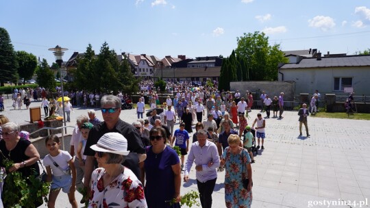 Ulicami Gostynina przeszła procesja Bożego Ciała. Ks. Arkadiusz Ronowicz: Jezus zostawia nam swoje Ciało i Krew, byśmy mieli siłę przemieniać to, co jest negatywne w naszym życiu [AUDIO+FOTO]