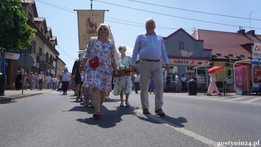 Ulicami Gostynina przeszła procesja Bożego Ciała. Ks. Arkadiusz Ronowicz: Jezus zostawia nam swoje Ciało i Krew, byśmy mieli siłę przemieniać to, co jest negatywne w naszym życiu [AUDIO+FOTO]