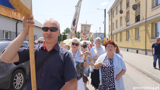 Ulicami Gostynina przeszła procesja Bożego Ciała. Ks. Arkadiusz Ronowicz: Jezus zostawia nam swoje Ciało i Krew, byśmy mieli siłę przemieniać to, co jest negatywne w naszym życiu [AUDIO+FOTO]