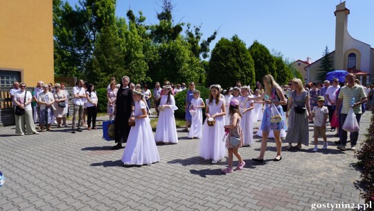 Ulicami Gostynina przeszła procesja Bożego Ciała. Ks. Arkadiusz Ronowicz: Jezus zostawia nam swoje Ciało i Krew, byśmy mieli siłę przemieniać to, co jest negatywne w naszym życiu [AUDIO+FOTO]