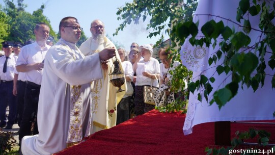 Ulicami Gostynina przeszła procesja Bożego Ciała. Ks. Arkadiusz Ronowicz: Jezus zostawia nam swoje Ciało i Krew, byśmy mieli siłę przemieniać to, co jest negatywne w naszym życiu [AUDIO+FOTO]