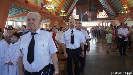 Ulicami Gostynina przeszła procesja Bożego Ciała. Ks. Arkadiusz Ronowicz: Jezus zostawia nam swoje Ciało i Krew, byśmy mieli siłę przemieniać to, co jest negatywne w naszym życiu [AUDIO+FOTO]