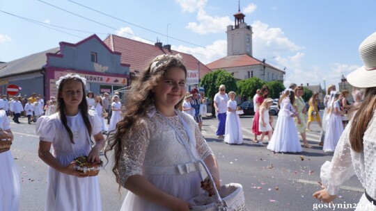 Ulicami Gostynina przeszła procesja Bożego Ciała. Ks. Arkadiusz Ronowicz: Jezus zostawia nam swoje Ciało i Krew, byśmy mieli siłę przemieniać to, co jest negatywne w naszym życiu [AUDIO+FOTO]