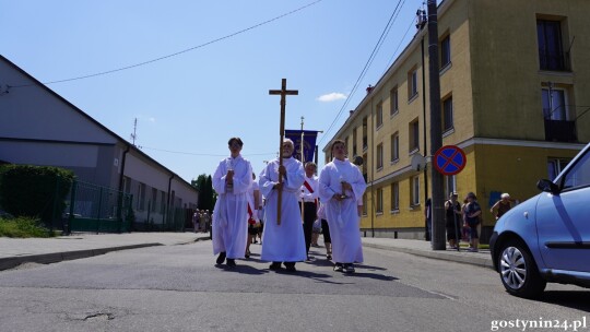 Ulicami Gostynina przeszła procesja Bożego Ciała. Ks. Arkadiusz Ronowicz: Jezus zostawia nam swoje Ciało i Krew, byśmy mieli siłę przemieniać to, co jest negatywne w naszym życiu [AUDIO+FOTO]