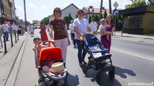 Ulicami Gostynina przeszła procesja Bożego Ciała. Ks. Arkadiusz Ronowicz: Jezus zostawia nam swoje Ciało i Krew, byśmy mieli siłę przemieniać to, co jest negatywne w naszym życiu [AUDIO+FOTO]