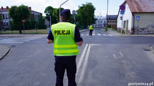 Ulicami Gostynina przeszła procesja Bożego Ciała. Ks. Arkadiusz Ronowicz: Jezus zostawia nam swoje Ciało i Krew, byśmy mieli siłę przemieniać to, co jest negatywne w naszym życiu [AUDIO+FOTO]