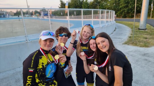 Pawłowski, Tyszkiewicz, Machała, na podium Ulicznych Mistrzostw Polski we Wrocławiu we wrotkarstwie szybkim