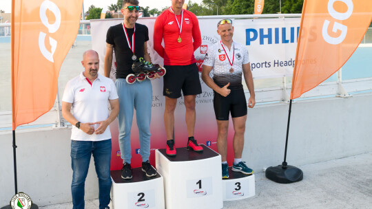 Kaja Sobiecka ze „złotymi medalami” i Wiktor Sobiecki z brązowymi medalami podczas Ulicznych Mistrzostw Polski wrotkarstwa szybkiego