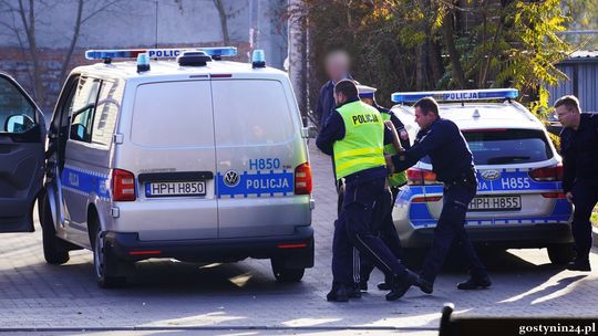 Agresor z groźnymi psami zaatakował siekierą policjantów w centrum Gostynina